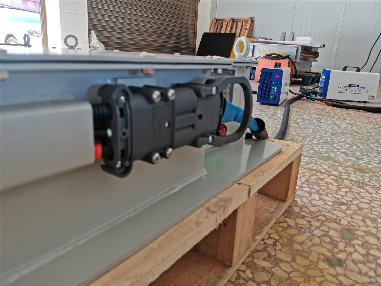 矿用电机车锂电池的插头有什么特殊作用?